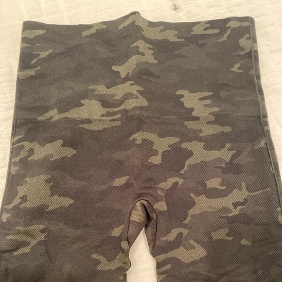 Spanx Look At me Now Camo Green leggings Gently Used size Small - Picture 7 of 8